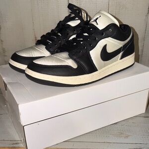Nike Low-Top Air Jordan 1 se Sneakers in Black and Sail